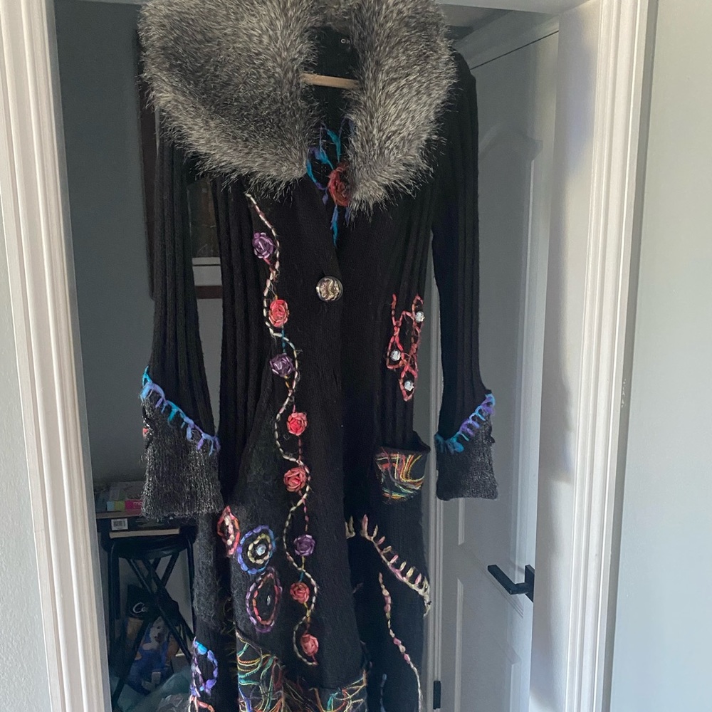 Kneaded long cardigan with details.